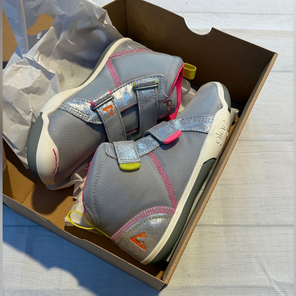 Plae max silver Kids Shoes with Pink Accents